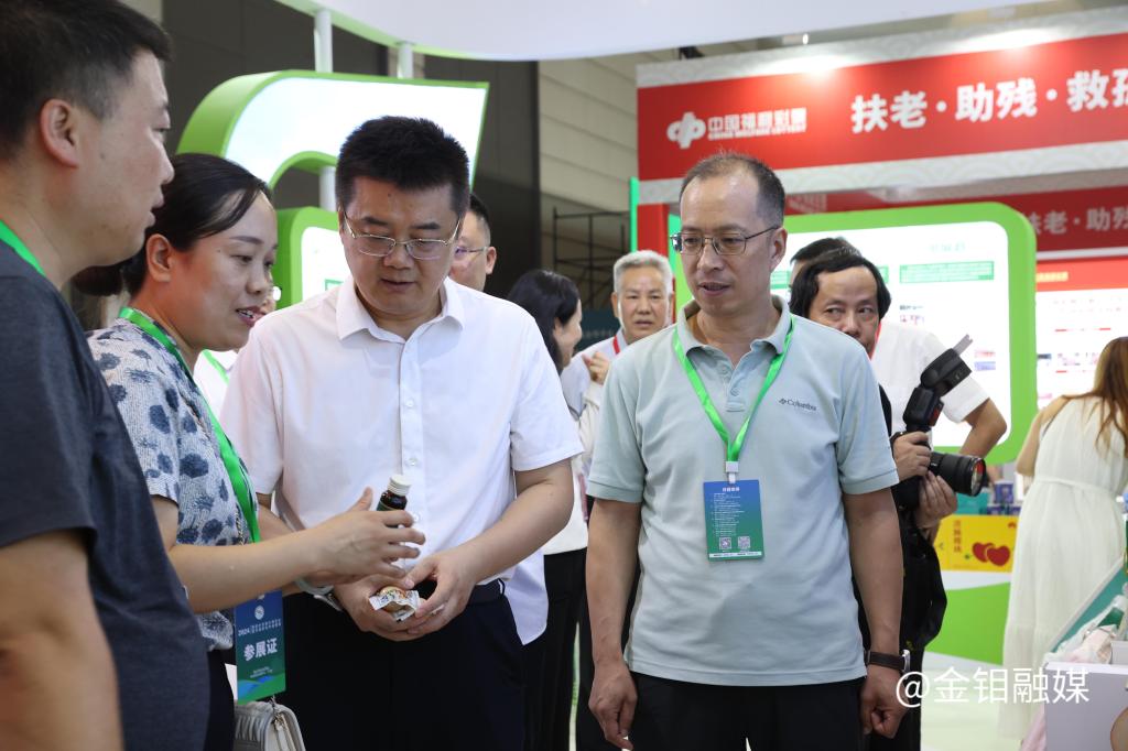 20240826-刘波参观合力展位.JPG