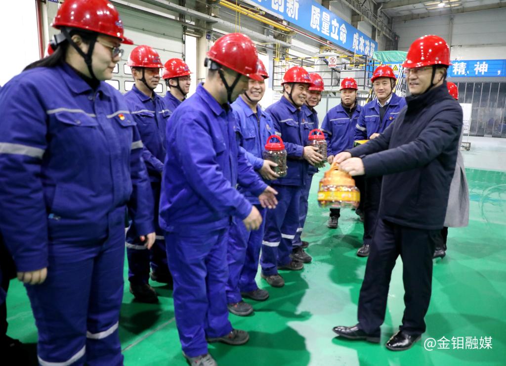 20240209-新春送暖!公司党委书记、董事长严平一行到金属分公司看望慰问一线职工2 20240209-新春送暖!公司党委书记、董事长严平一行到金属分公司看望慰问一线职工2.JPG