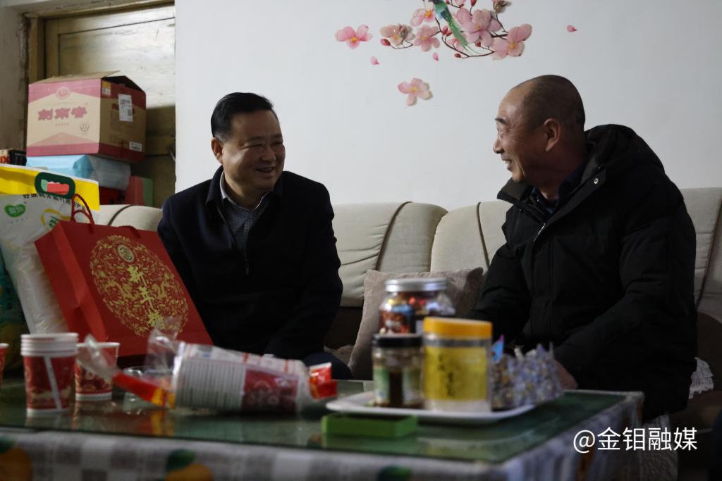 20240130-陈超慰问困难职工.JPG