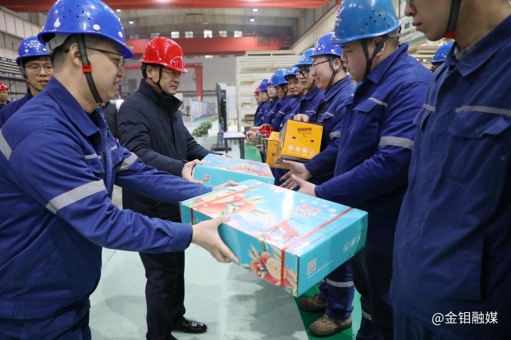 20240209-新春送暖!公司党委书记、董事长严平一行到金属分公司看望慰问一线职工3 20240209-新春送暖!公司党委书记、董事长严平一行到金属分公司看望慰问一线职工3.JPG