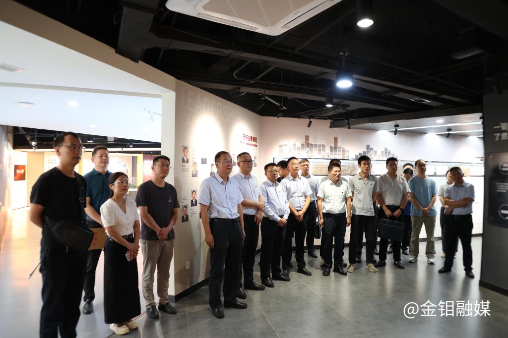 20240930-参观展厅.jpg